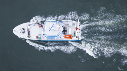 Skulebas ship on open water