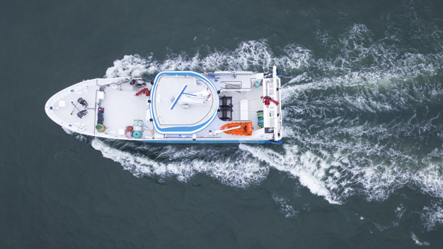 Skulebas ship on open water