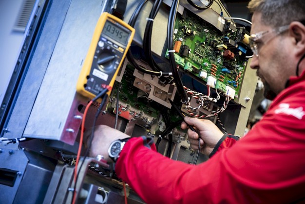 DrivePro partner setting up a drive as part of the DrivePro Start-up service