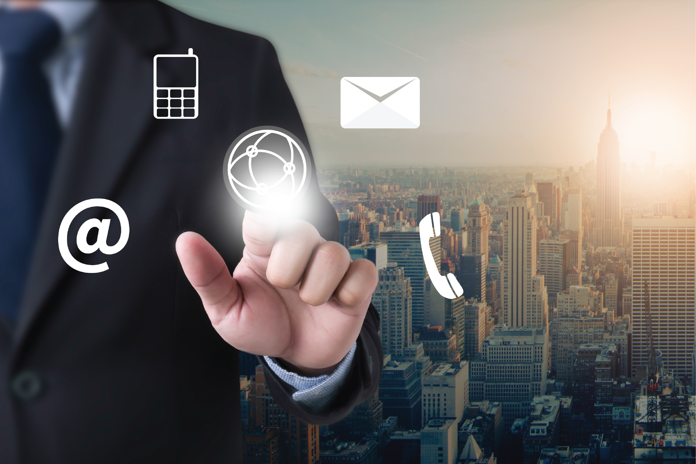 Mann im Anzug tippt auf virtuelle Kontakt Icons