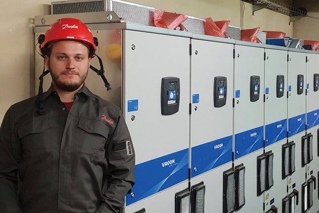 Figure 1 L'ingénieur d'application Adam Blažek, responsable de la mise en œuvre et de la mise en service des variateurs  VACON® NXP, est extrêmement satisfait des performances des VACON® NXP .