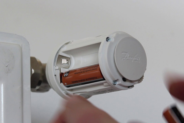 Video: How to replace batteries in Danfoss Eco™ electronic radiator thermostat
