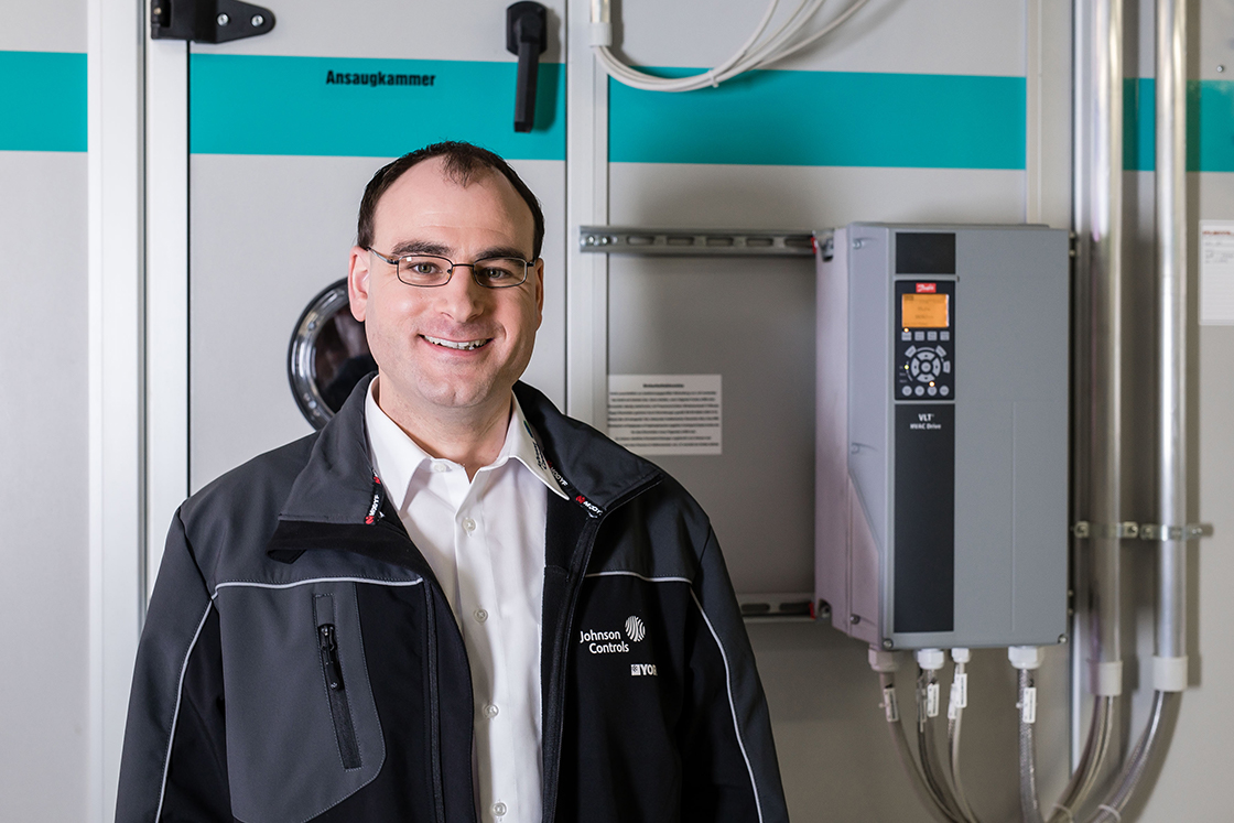 Christian Saier, Projektleiter bei Johnson Controls, im Technikraum der Augenklinik Tübingen