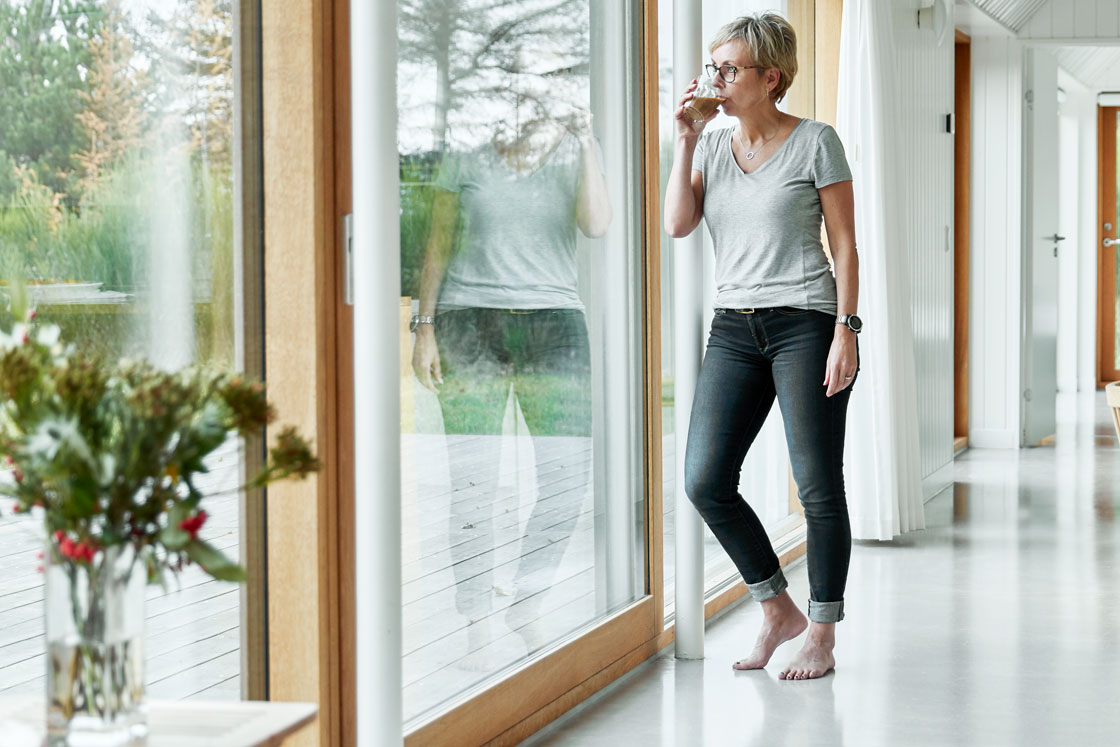 Udsigten og de varme gulve nydes fra designersommerhuset