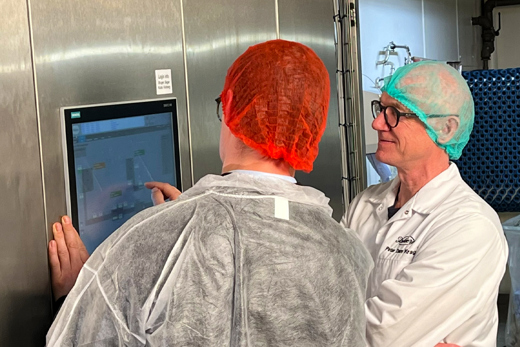 Lars Linnet from Au2mate and Peter Dam Krag form Kohberg Bakery looking at a screen