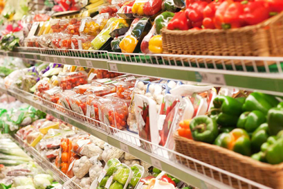 stanowisko ze świeżymi warzywami w sklepie spożywczym