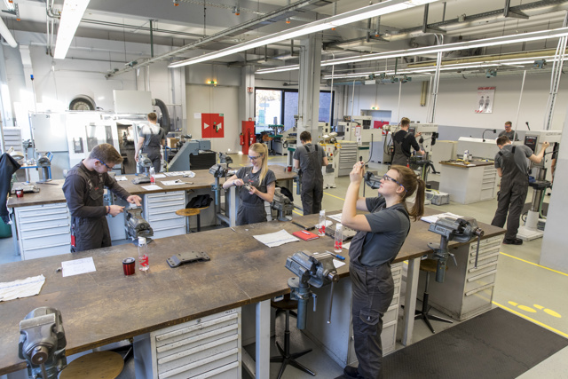 Auszubildende an einer Maschine am Danfoss Standort Neumünster