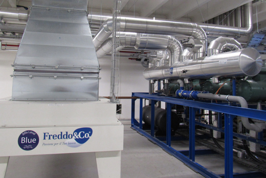 Direct expansion plant with ventilated oil cooling