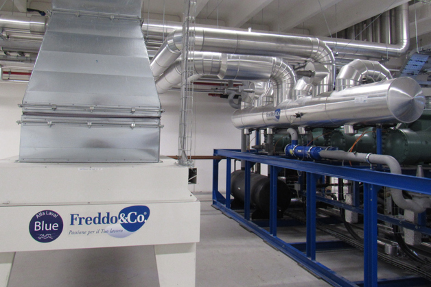 Direct expansion plant with ventilated oil cooling