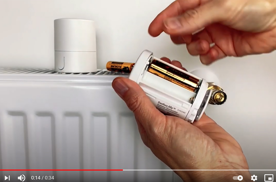 Sådan indsætter du batterier i Danfoss Ally™ Radiatortermostat (når termostaten er afmonteret)