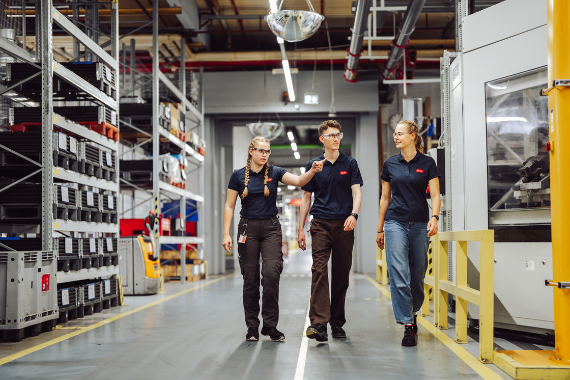 Studenten am Danfoss Standort Neumünster