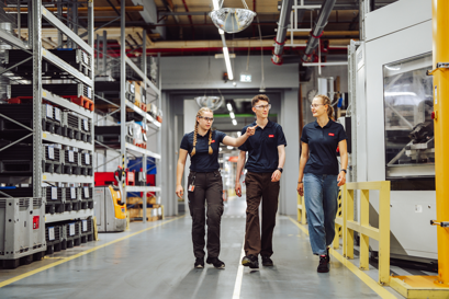 Studenten am Danfoss Standort Neumünster