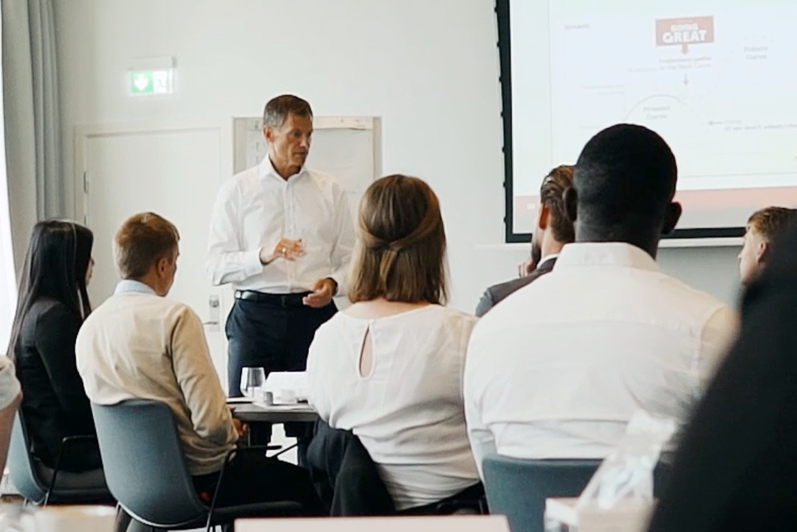 Kim Fausing speaking with young Danfoss talents