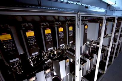 Moderne Frequenzumrichter wie die VLT und VACON Serien von Danfoss optimieren Prozesse und reduzieren den Energiebedarf in den Anlagen.