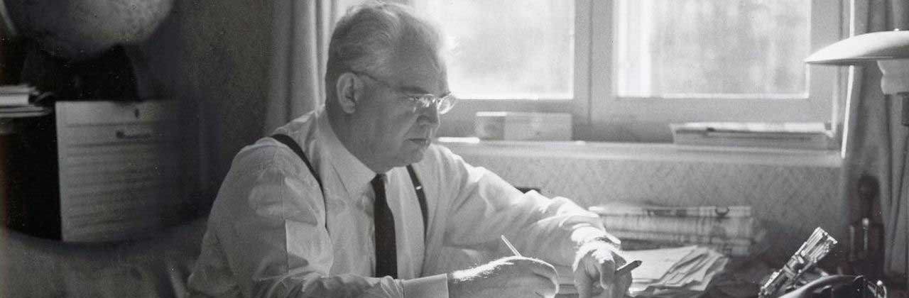 Mads Clausen toimistossaan Nordborgissa 
