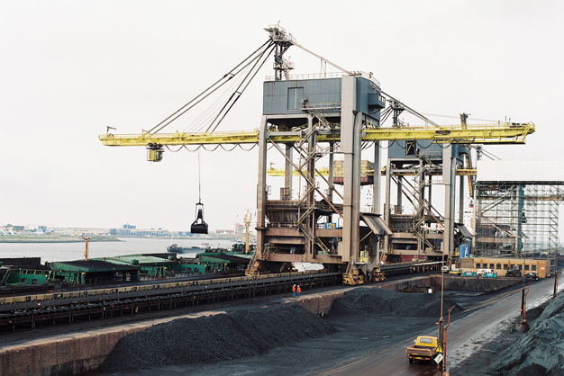 Gigantische grijperkraan onder controle bij Tata Steel IJmuiden