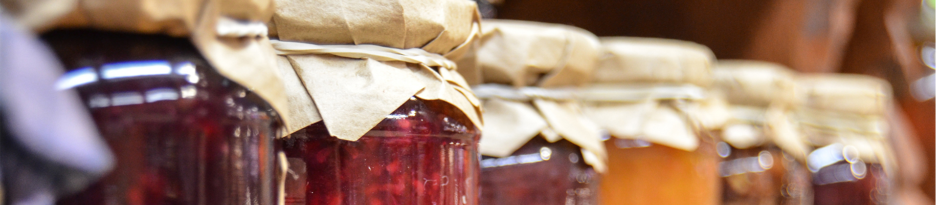 zbliżenie na słoiki z przetworami