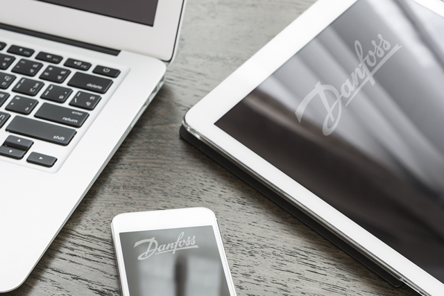 CoolSchool – szkolenie Danfoss Learning, urządzenia mobilne i kompaktowe z logiem