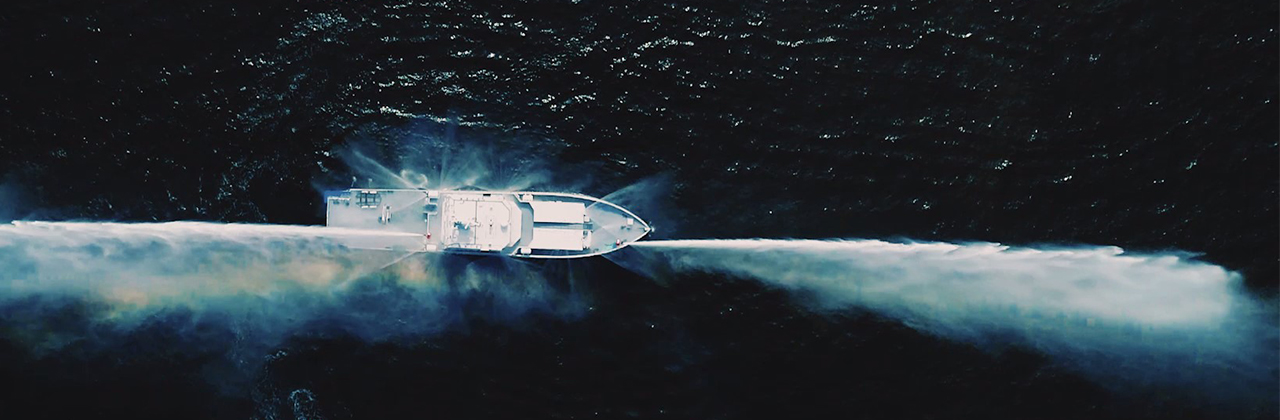 Het hybride schip Raju vaart rond op de Oostzee