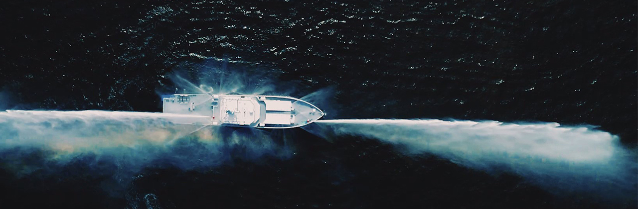 Het hybride schip Raju vaart rond op de Oostzee