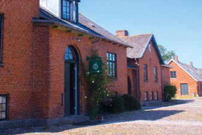 Aarstiderne is located in the old manor Barritskov in eastern Jutland, Denmark.