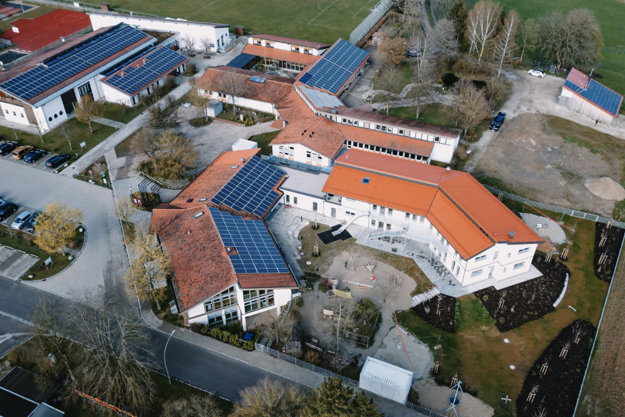 Grundschule, Mehrzweckhalle und Heizhaus in Eurasburg (Schwaben)