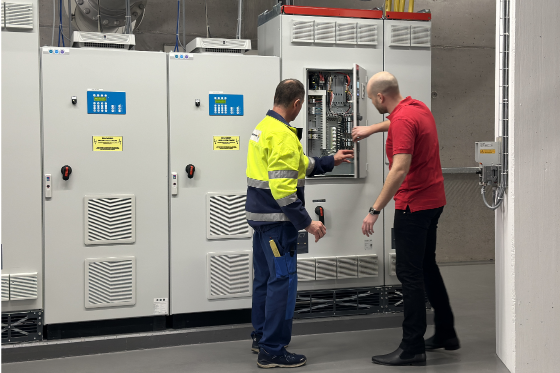 , Michael Mühlethaler  from Danfoss service partner Gebrüder Meier and Danfoss partner manager Jesper Christensen showing how easy it is to commission and maintain iC7 drives