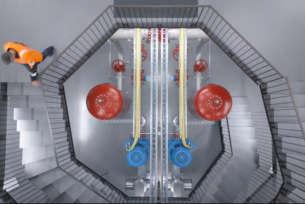 Hanspeter Sommer schodzi po schodach w stacji pomp Wehrliau w Bernie