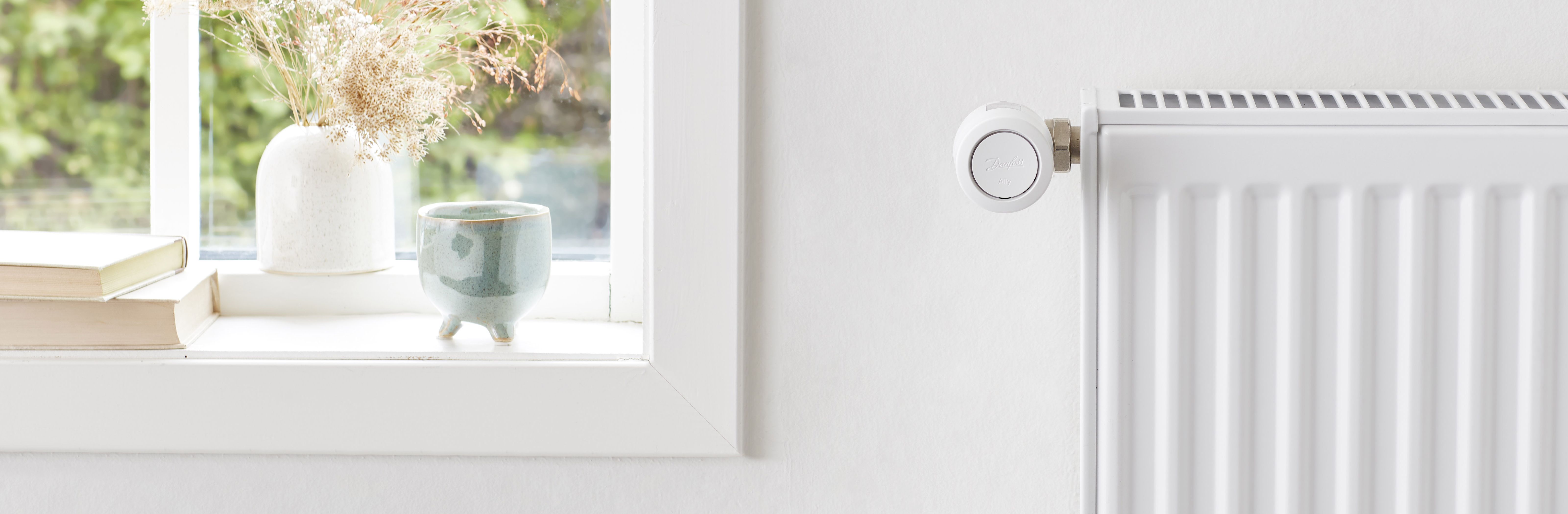 grzejnik przy oknie, głowica danfoss