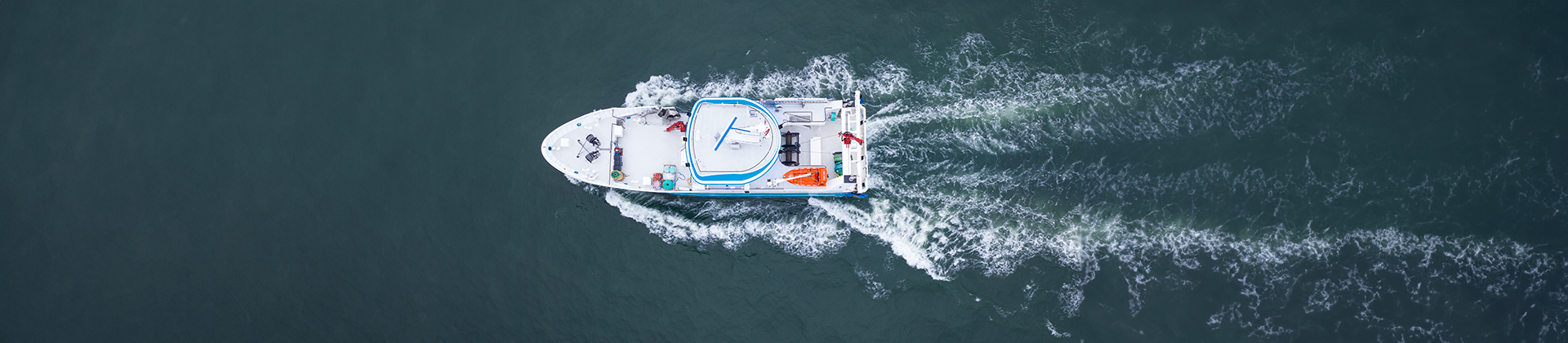 Skulebas ship on open water