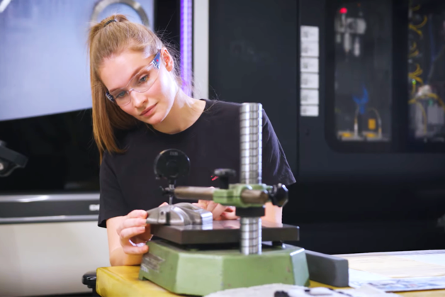 Auszubildende in einem Video zur Ausbildung bei Danfoss Power Solutions in Neumünster