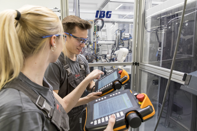 Junge Danfoss Azubis arbeiten an einer Maschine