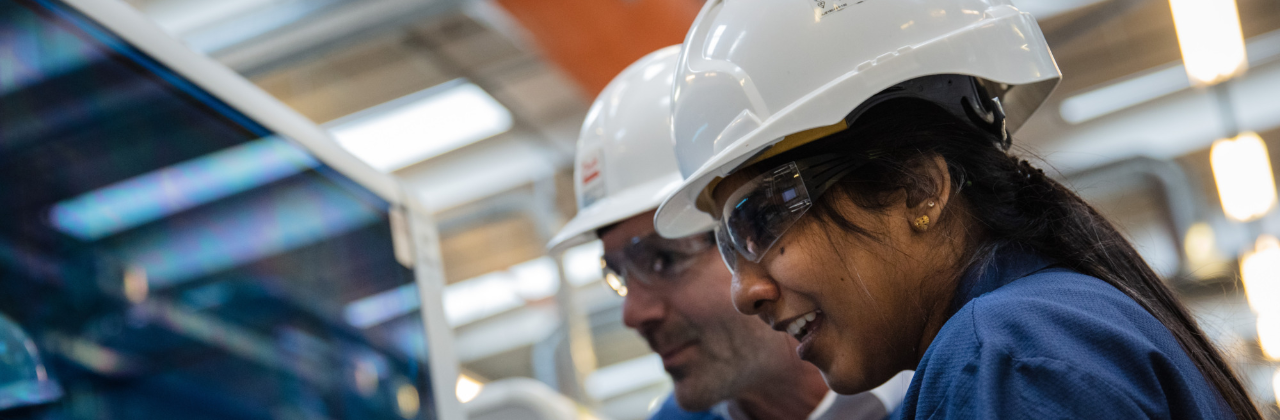 2 osoby w kaskach odwiedzające fabrykę Danfoss