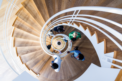 Arbeitende Personen, die hinter Schildern sprechen