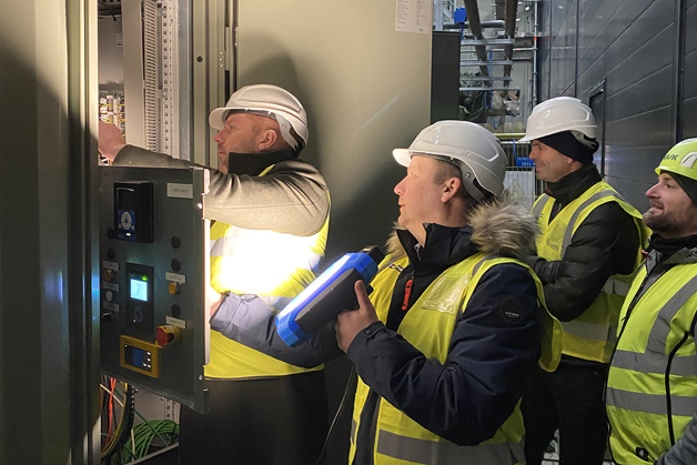 Von links: Claus Larsen, Country Manager bei Danfoss Drives Sales Denmark, Carsten Loie, Key Account Manager, Danfoss Drives, Uffe Borup, CTO bei Everfuel und David Kolbak, Anwendungsingenieur bei Danfoss Drives.