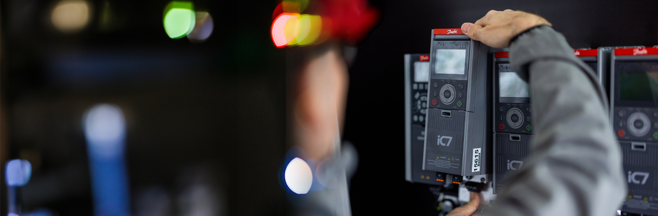 Danfoss-taajuusmuuttajia vierekkäin