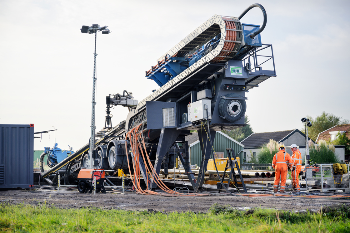 Generating 700 V DC from a 400 V AC grid supply