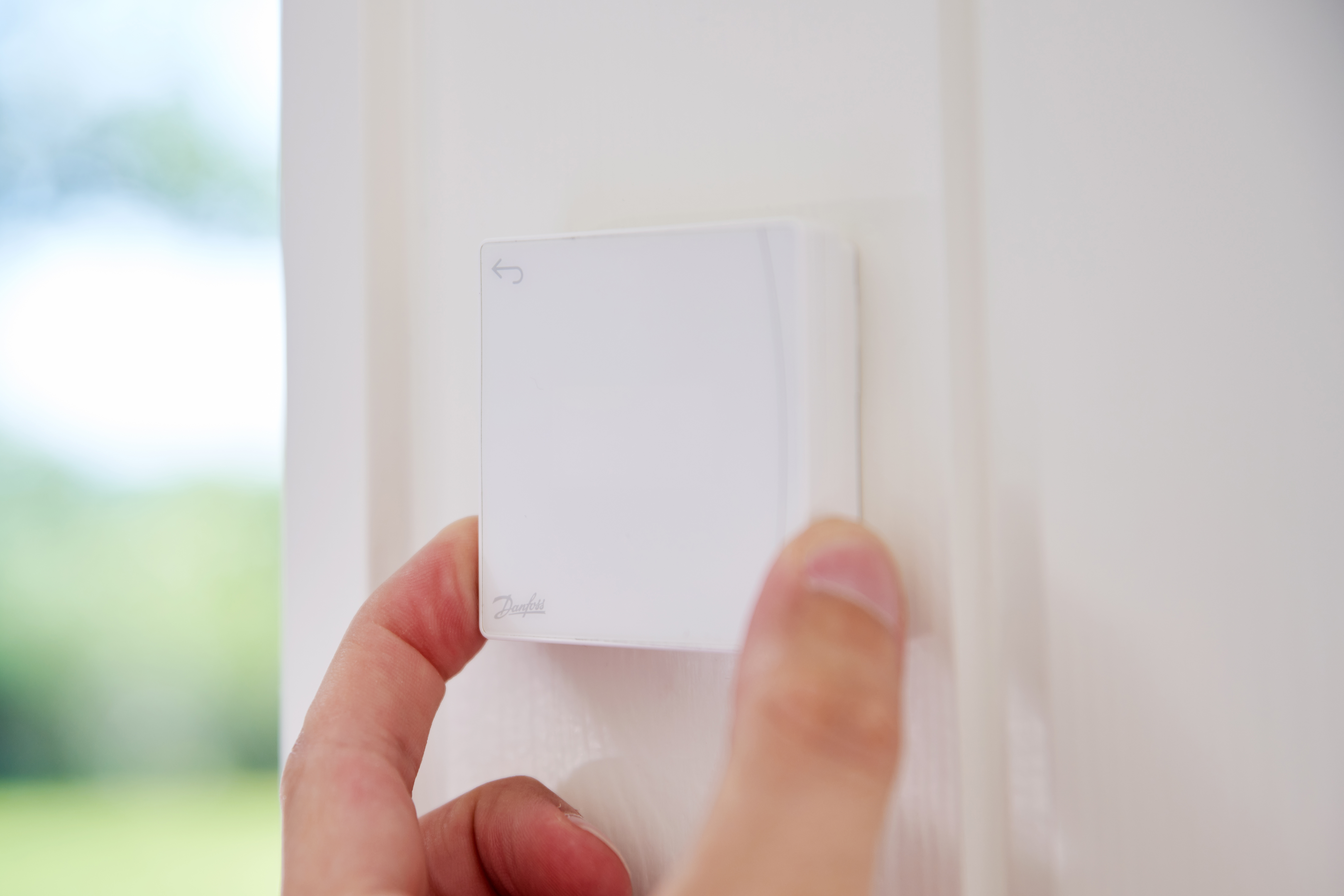 Easy installation with magnetic mounting