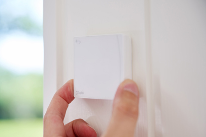 Easy installation with magnetic mounting