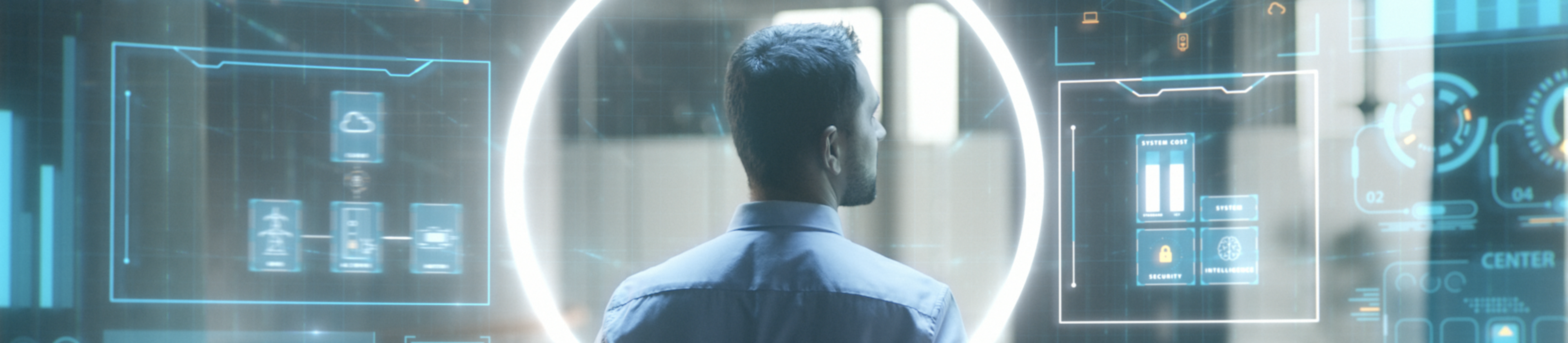 Mann, der vor einer virtuellen Wand steht, umgeben vom iC7 Halo