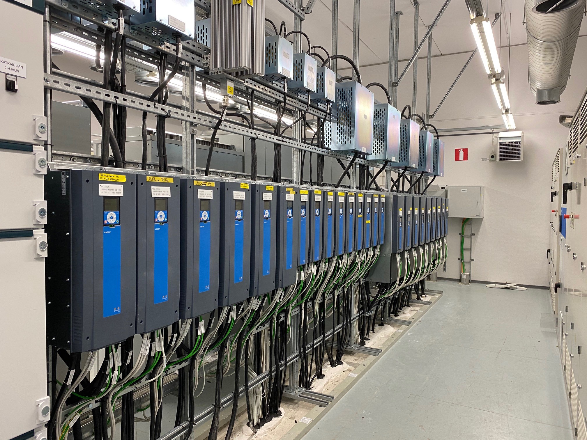  Stora Enson Oulun tehtaassa on tällä hetkellä mahdollista seurata noin 320 taajuusmuuttajaa reaaliajassa