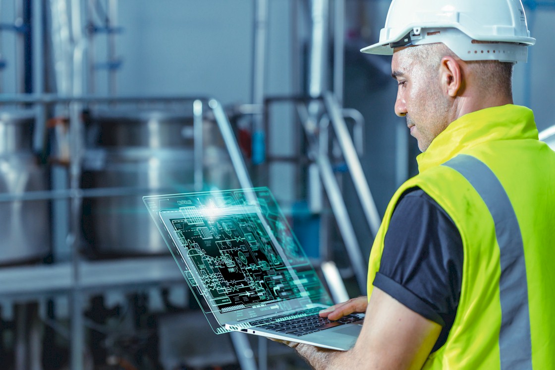 Man met laptop bij technische installatie - condition-based monitoring