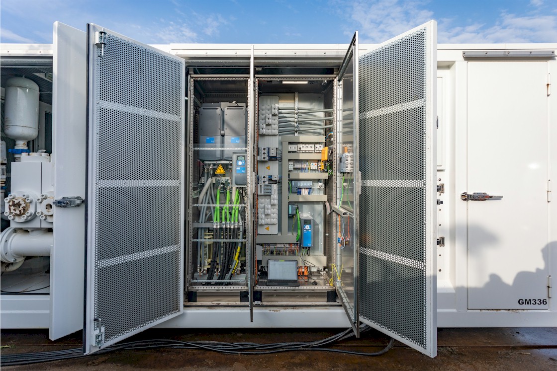 Danfoss Drives | Case study | Succesvolle samenwerking bij robuuste aandrijving hoge druk pompunit | B&P Elektromotoren | Duim Techniek | Danfoss | Horizontaal boren