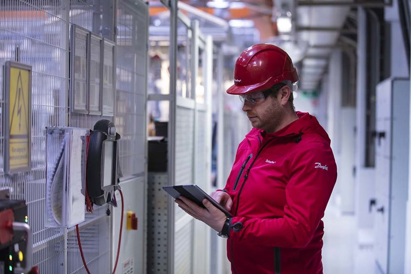 Danfoss employee performing a DrivePro® Site Assessment
