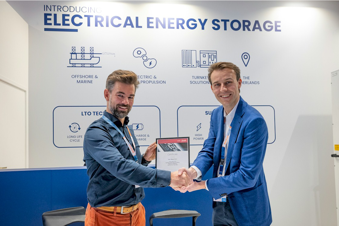 Martijn Gorlee (Danfoss) reikt het certificaat uit aan Arne Schaumburg (Van Meer) - Danfoss Drives Authorized Service Partner voor de Maritieme markt