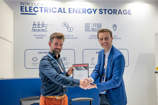 Martijn Gorlee (Danfoss) reikt het certificaat uit aan Arne Schaumburg (Van Meer) - Danfoss Drives Authorized Service Partner voor de Maritieme markt