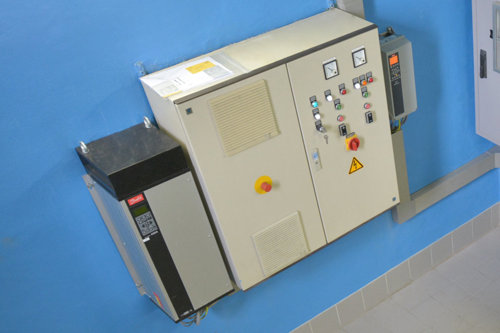 Zwei Generationen VLT® Frequenzumrichter