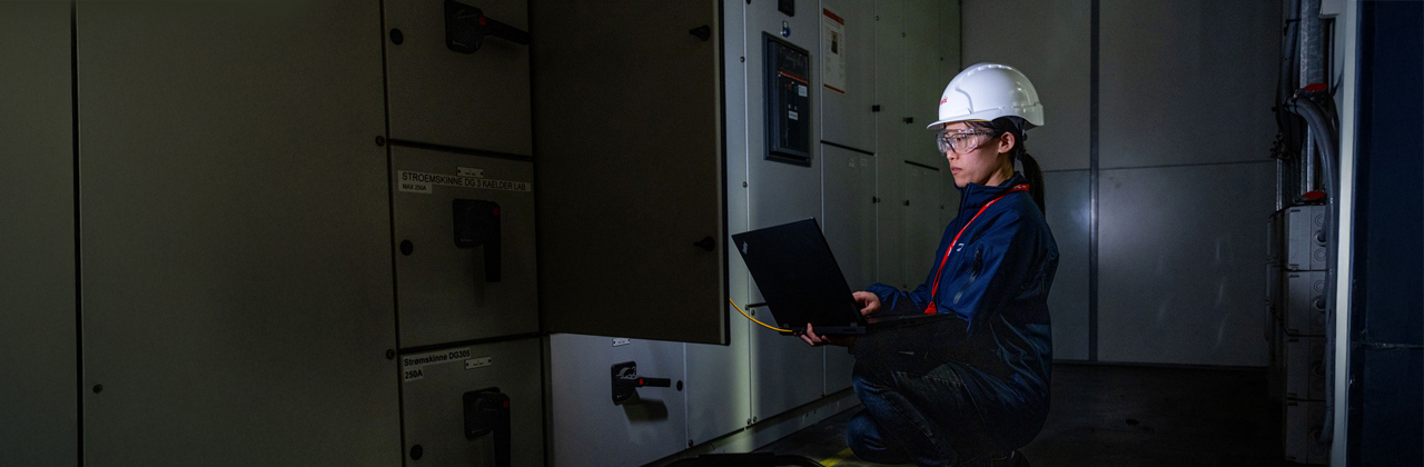 Woman supporting a Danfoss customer via DrivePro Expert Support