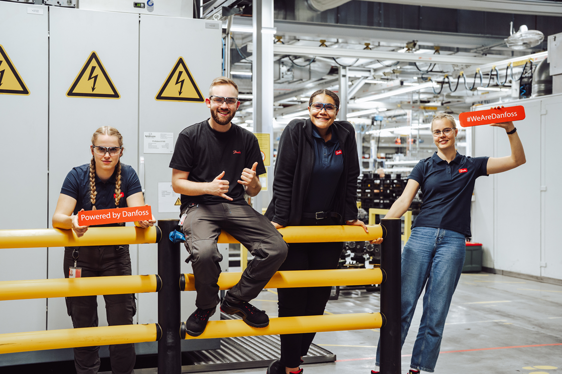 Auszubildende an einer Maschine am Danfoss Standort Neumünster