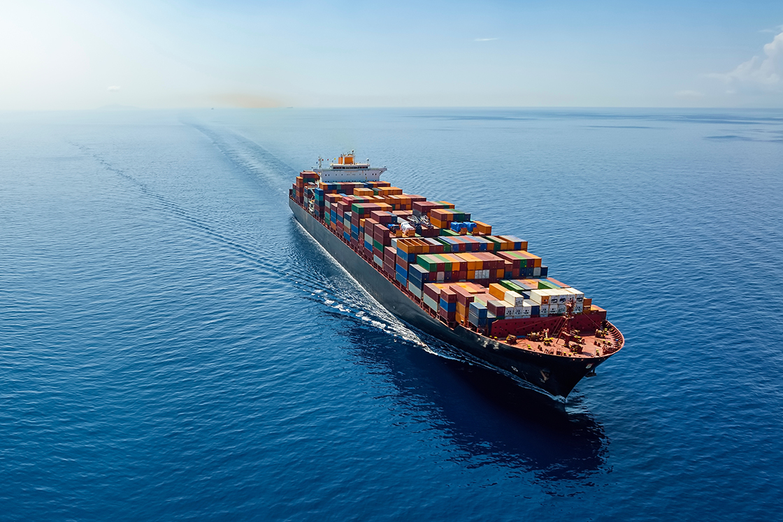 Containerschiff auf hoher See